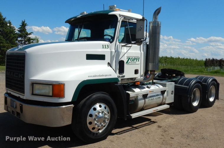 image for item IT9455 1999 Mack CH613  semi truck