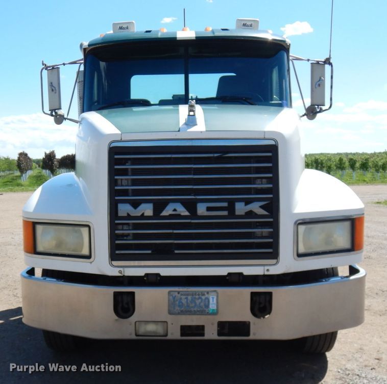 image for item IT9455 1999 Mack CH613  semi truck