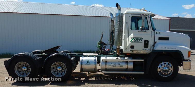 image for item IT9455 1999 Mack CH613  semi truck