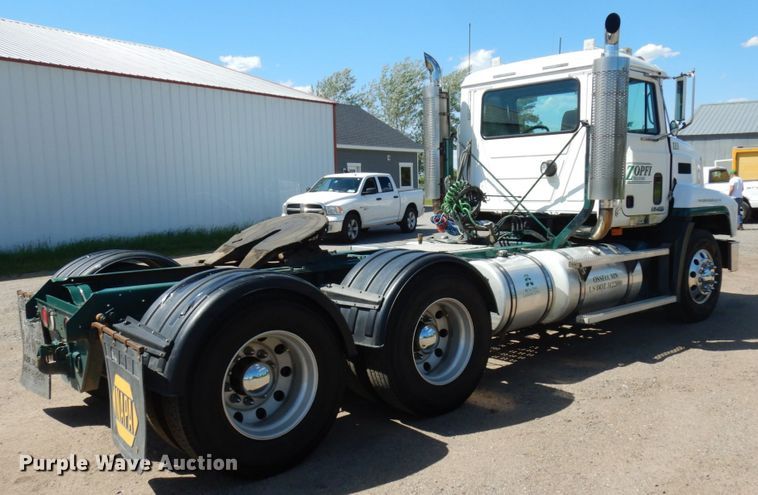 image for item IT9455 1999 Mack CH613  semi truck