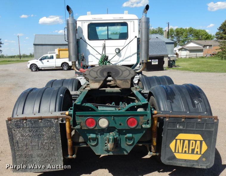 image for item IT9455 1999 Mack CH613  semi truck