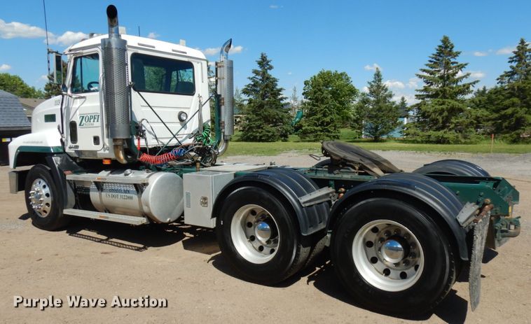 image for item IT9455 1999 Mack CH613  semi truck