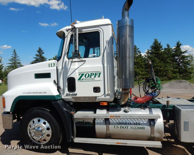 image for item IT9455 1999 Mack CH613  semi truck