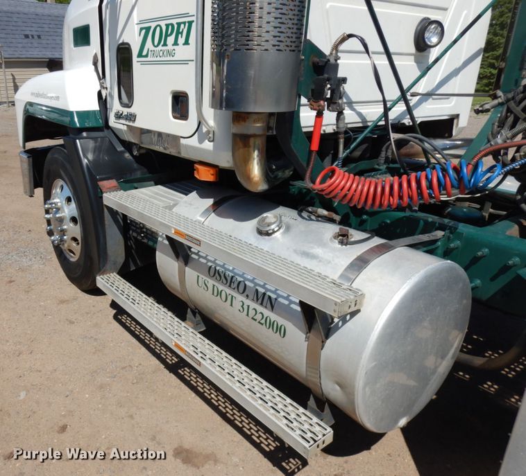 image for item IT9455 1999 Mack CH613  semi truck