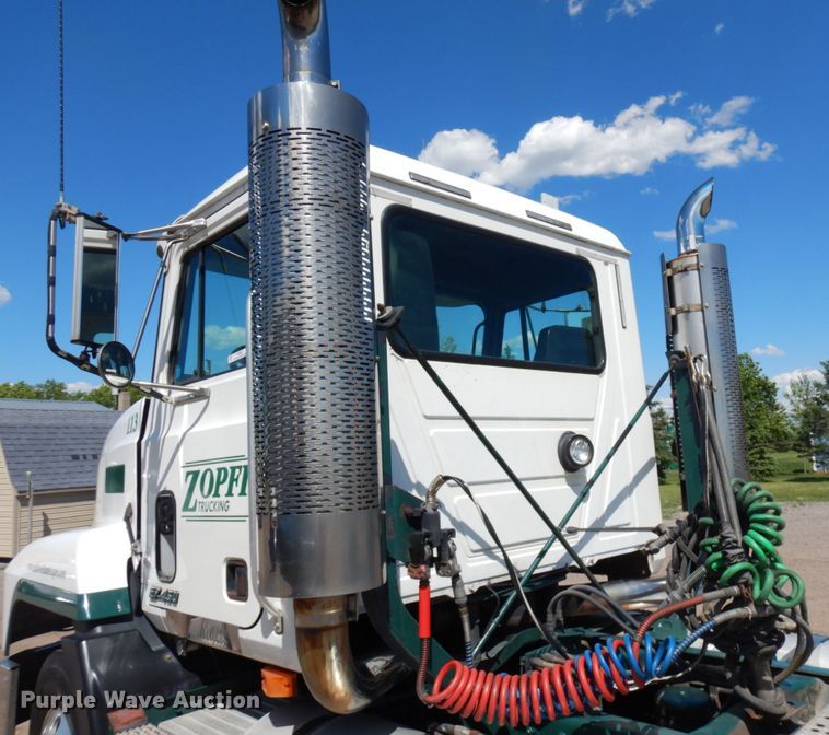 image for item IT9455 1999 Mack CH613  semi truck