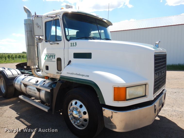 image for item IT9455 1999 Mack CH613  semi truck