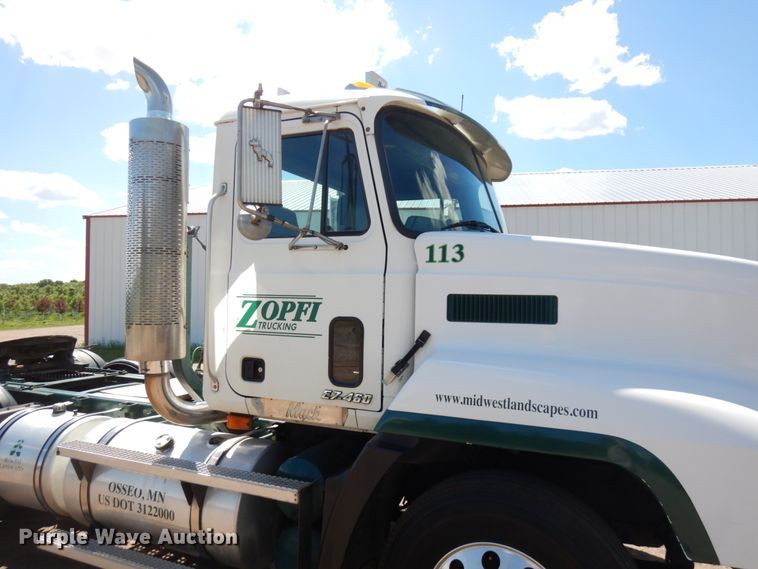 image for item IT9455 1999 Mack CH613  semi truck