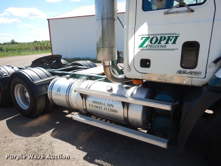 image for item IT9455 1999 Mack CH613  semi truck