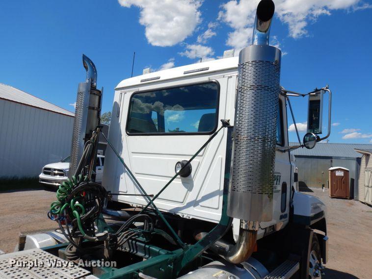 image for item IT9455 1999 Mack CH613  semi truck