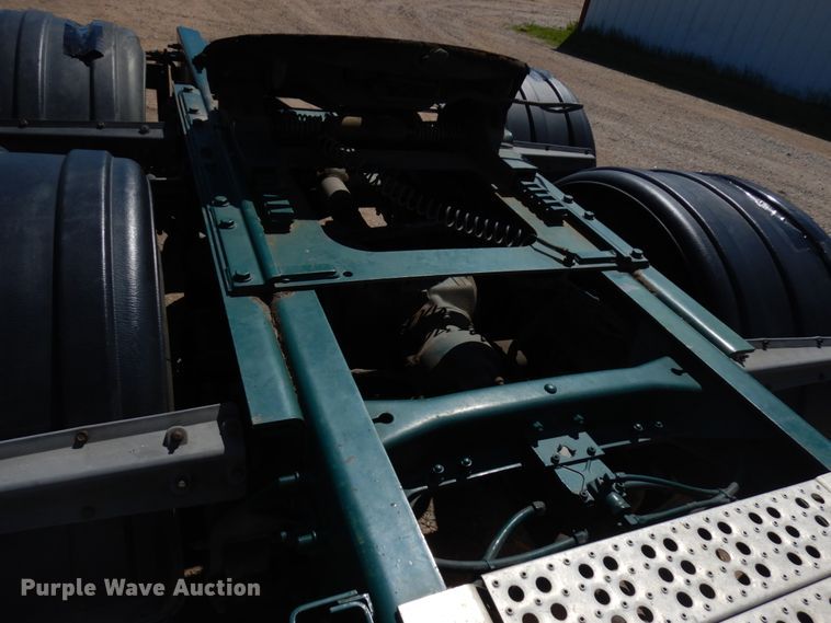 image for item IT9455 1999 Mack CH613  semi truck