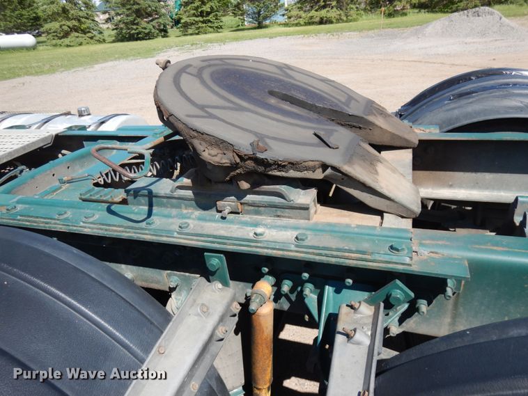 image for item IT9455 1999 Mack CH613  semi truck