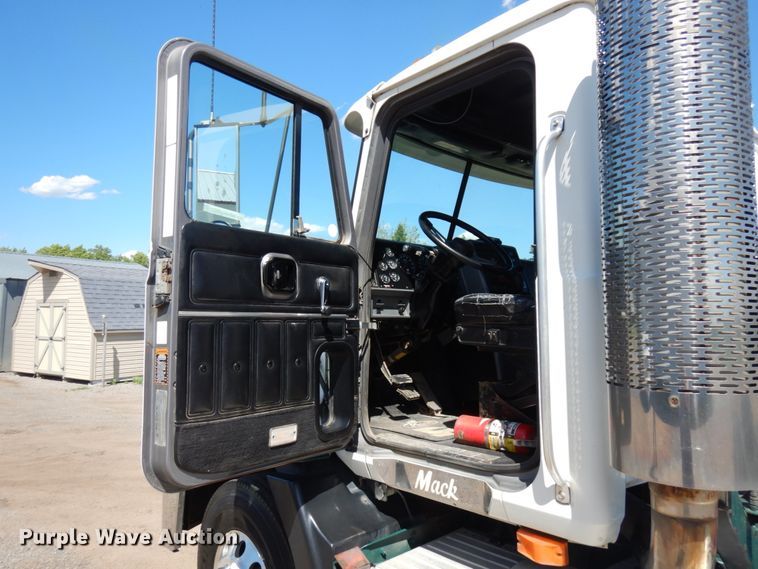 image for item IT9455 1999 Mack CH613  semi truck