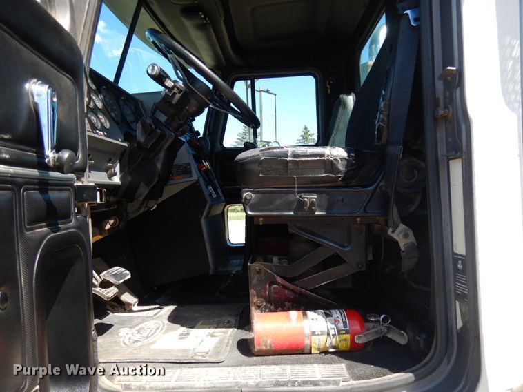 image for item IT9455 1999 Mack CH613  semi truck