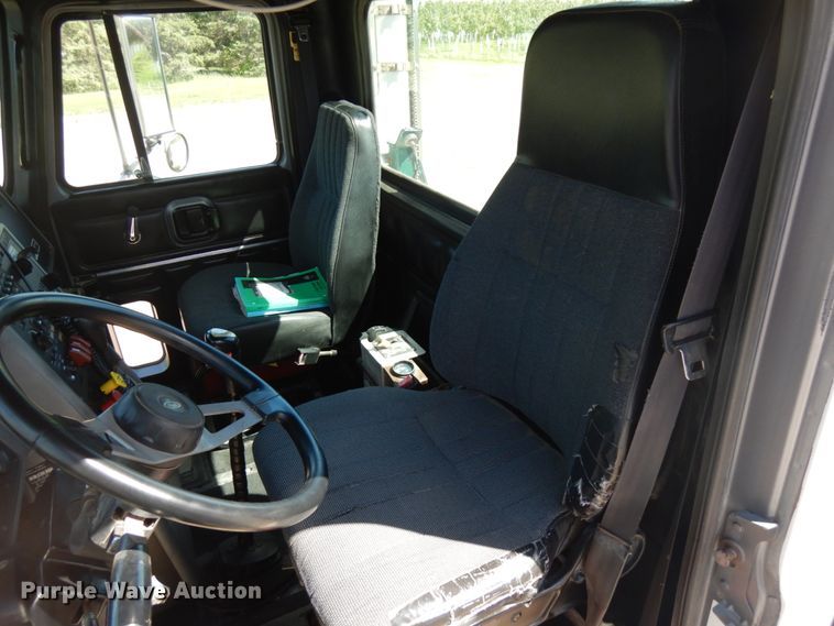 image for item IT9455 1999 Mack CH613  semi truck