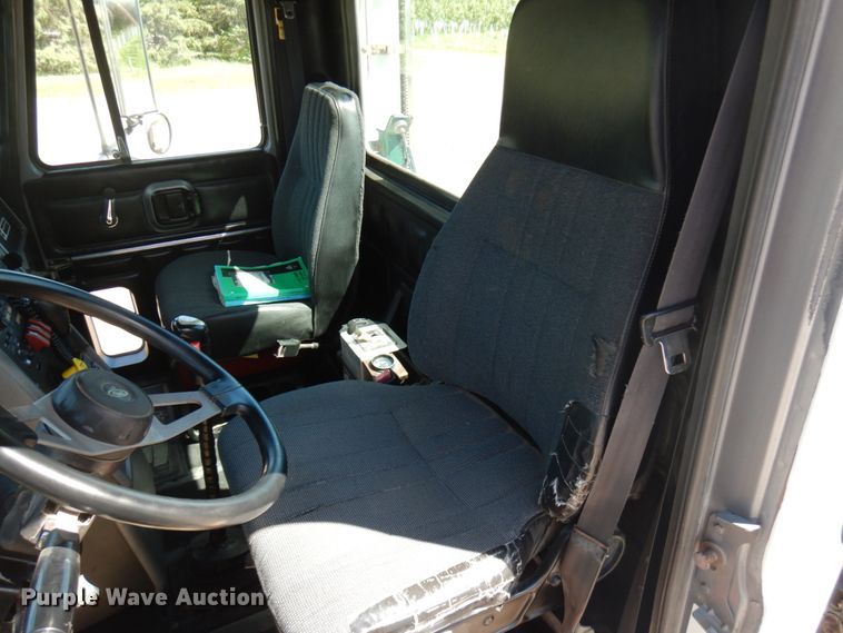 image for item IT9455 1999 Mack CH613  semi truck