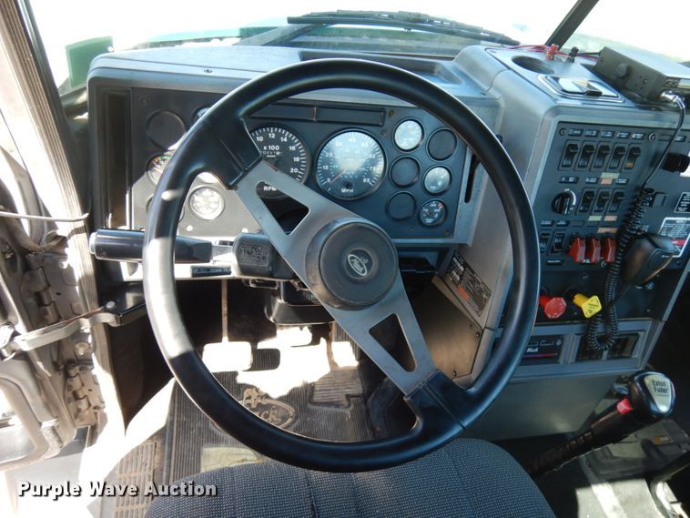 image for item IT9455 1999 Mack CH613  semi truck