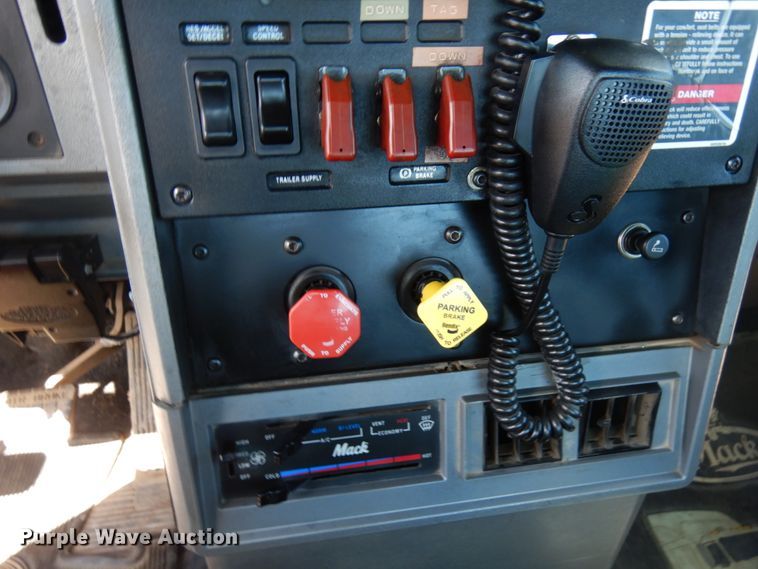 image for item IT9455 1999 Mack CH613  semi truck