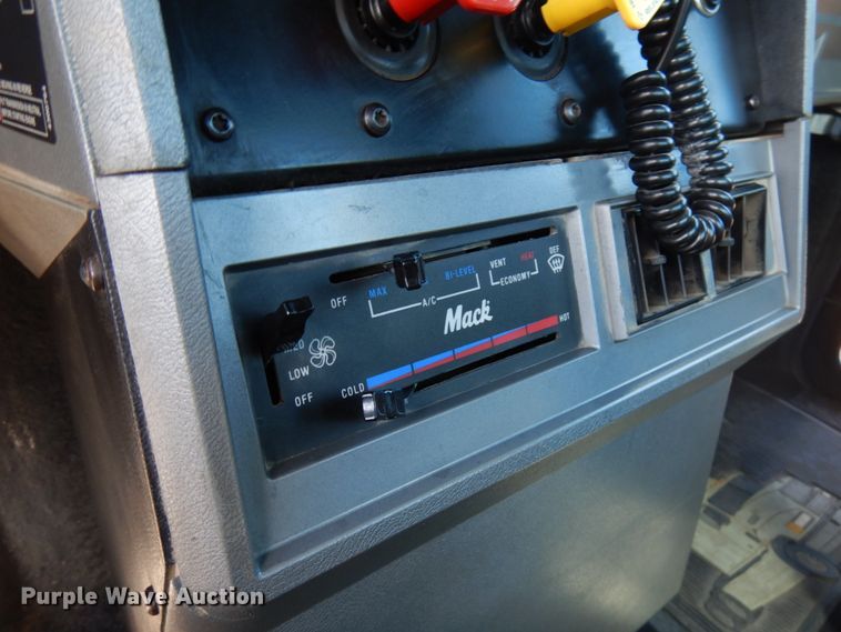 image for item IT9455 1999 Mack CH613  semi truck