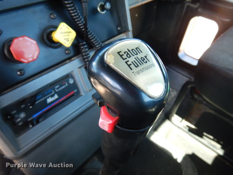 image for item IT9455 1999 Mack CH613  semi truck