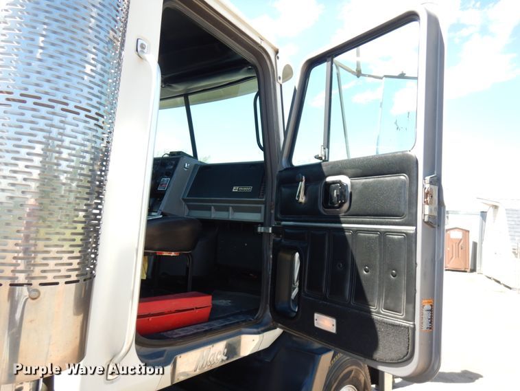 image for item IT9455 1999 Mack CH613  semi truck