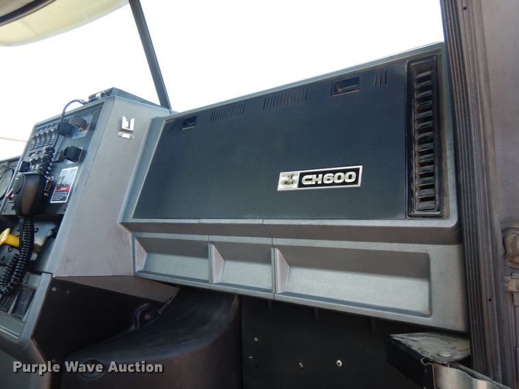 image for item IT9455 1999 Mack CH613  semi truck