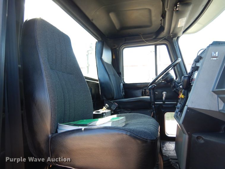 image for item IT9455 1999 Mack CH613  semi truck