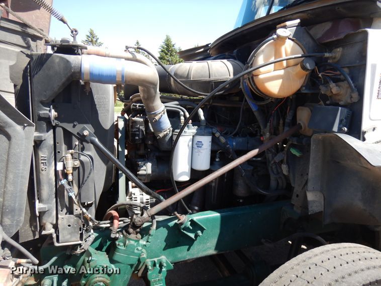 image for item IT9455 1999 Mack CH613  semi truck