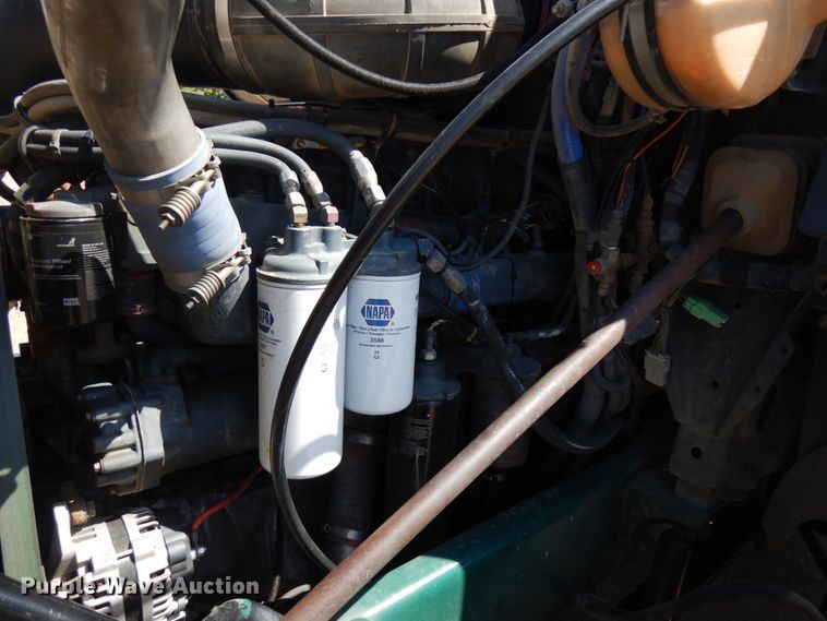 image for item IT9455 1999 Mack CH613  semi truck