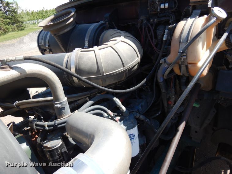 image for item IT9455 1999 Mack CH613  semi truck