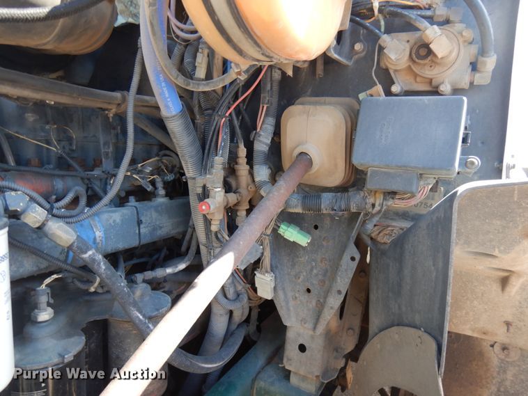 image for item IT9455 1999 Mack CH613  semi truck