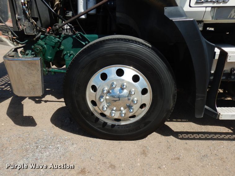 image for item IT9455 1999 Mack CH613  semi truck