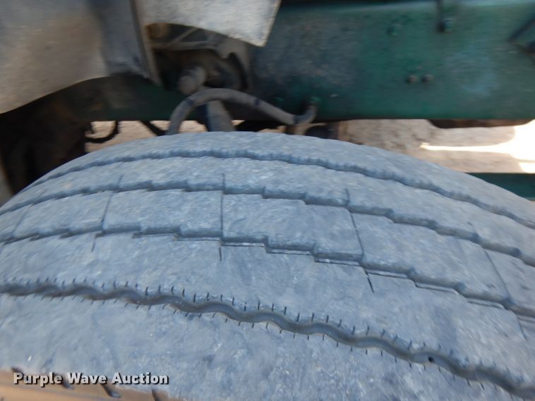 image for item IT9455 1999 Mack CH613  semi truck