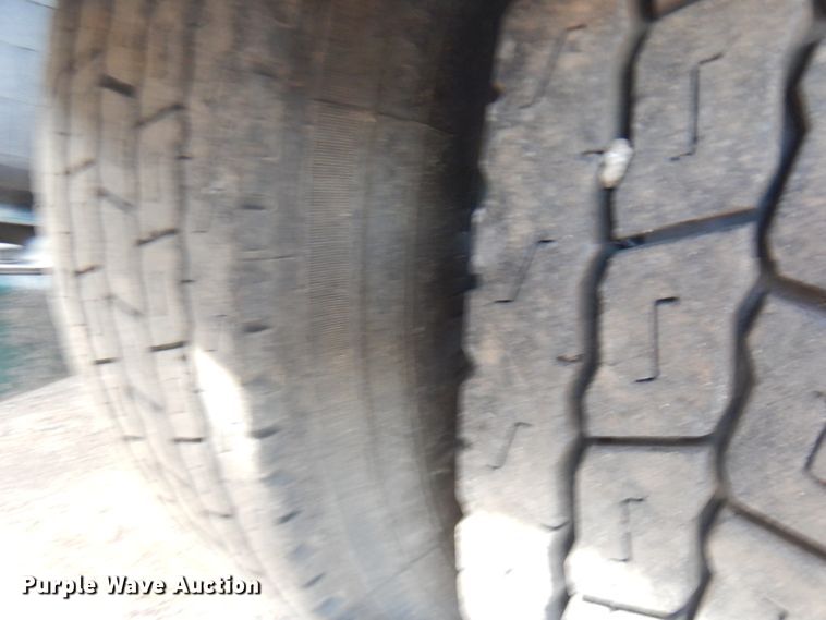 image for item IT9455 1999 Mack CH613  semi truck