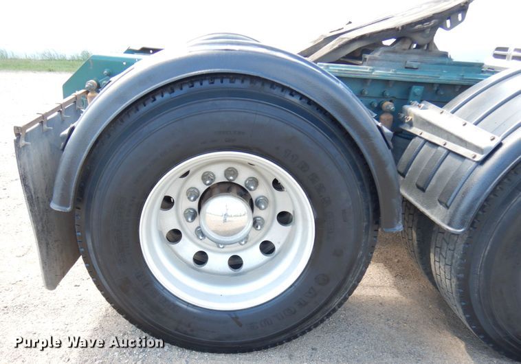 image for item IT9455 1999 Mack CH613  semi truck