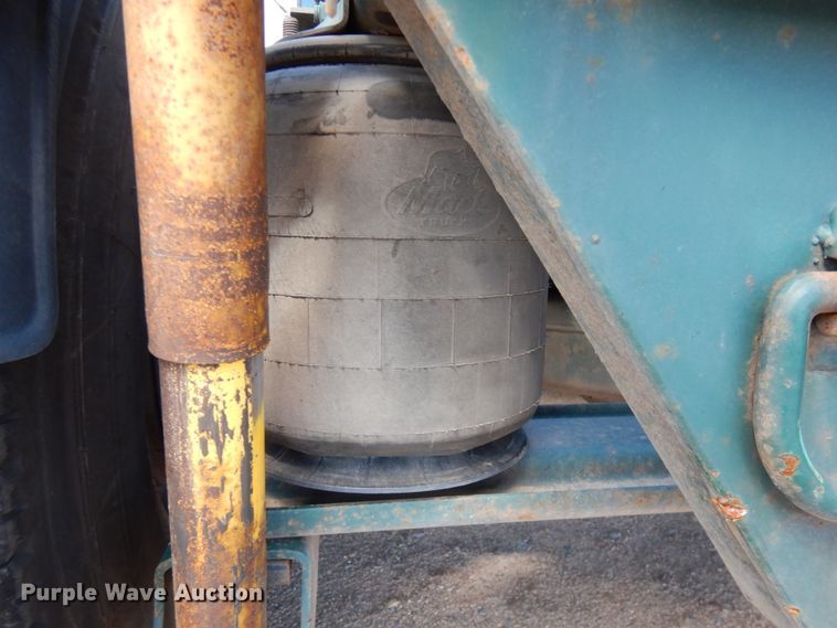 image for item IT9455 1999 Mack CH613  semi truck