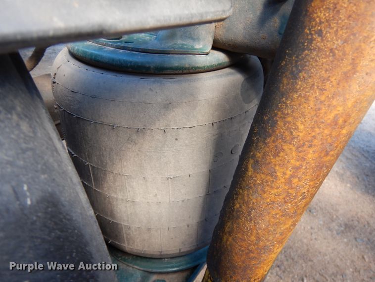 image for item IT9455 1999 Mack CH613  semi truck