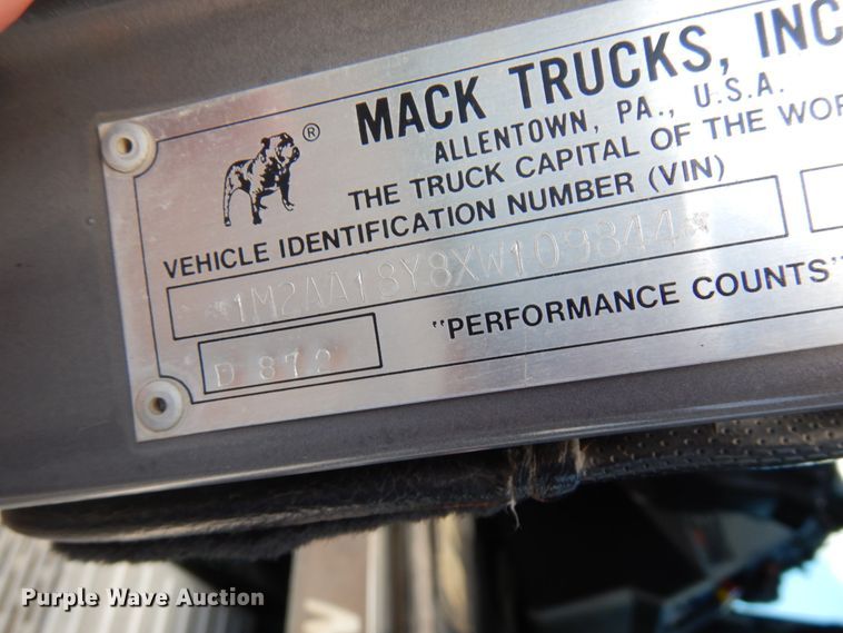 image for item IT9455 1999 Mack CH613  semi truck