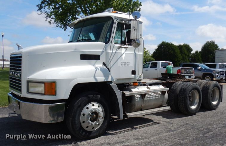 image for item IT9478 2001 Mack CH613  semi truck