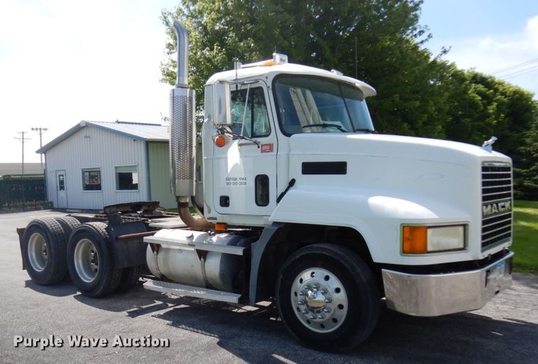 image for item IT9478 2001 Mack CH613  semi truck