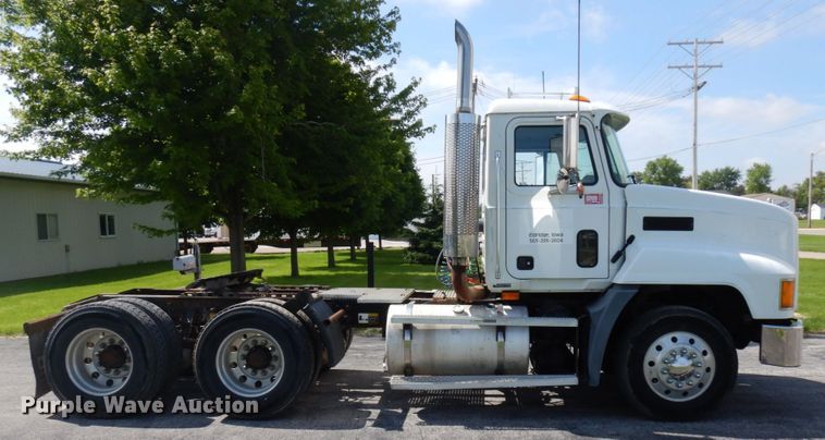 image for item IT9478 2001 Mack CH613  semi truck