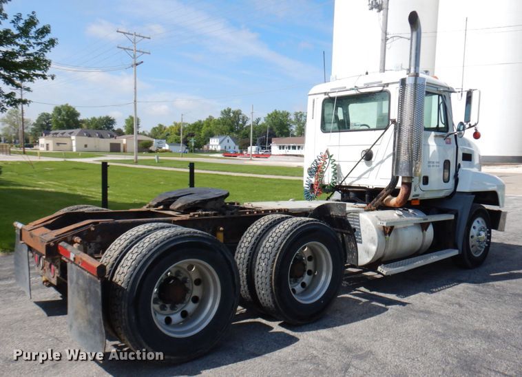 image for item IT9478 2001 Mack CH613  semi truck