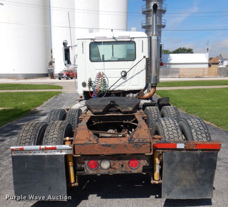 image for item IT9478 2001 Mack CH613  semi truck