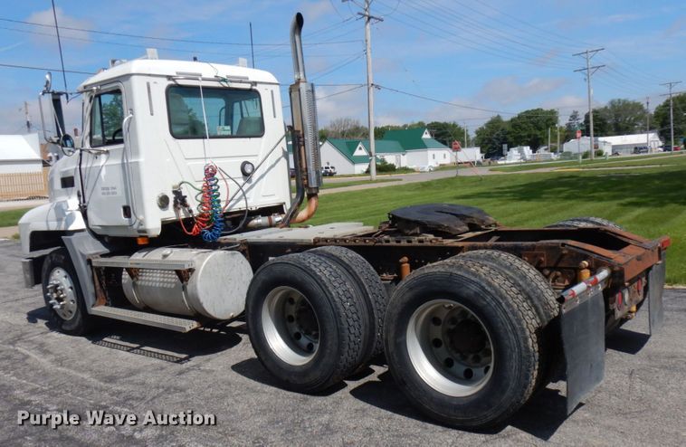 image for item IT9478 2001 Mack CH613  semi truck