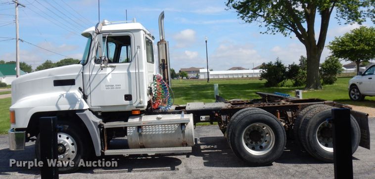 image for item IT9478 2001 Mack CH613  semi truck