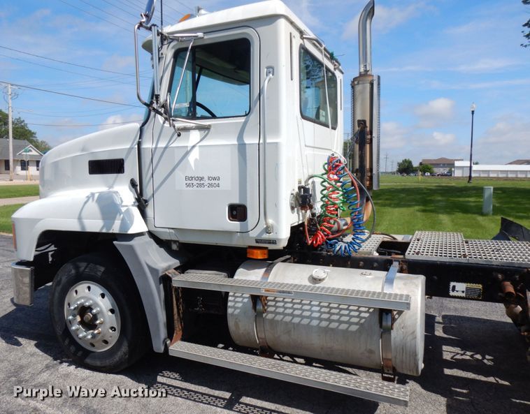 image for item IT9478 2001 Mack CH613  semi truck