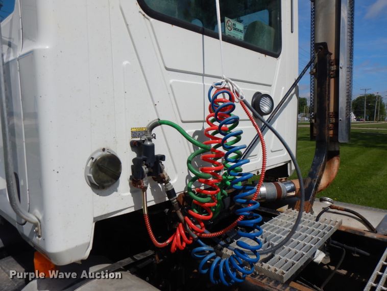 image for item IT9478 2001 Mack CH613  semi truck