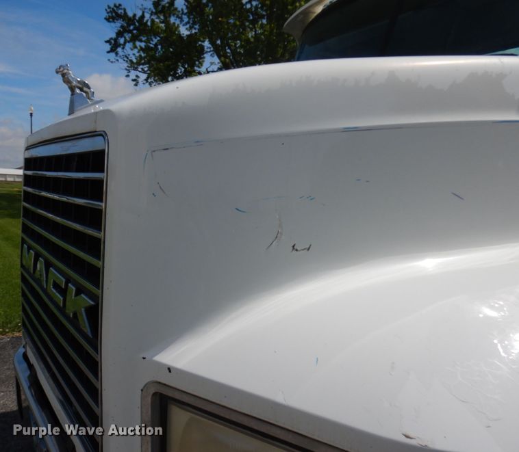 image for item IT9478 2001 Mack CH613  semi truck