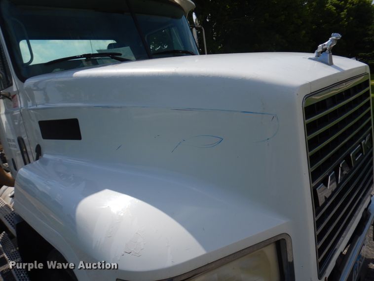 image for item IT9478 2001 Mack CH613  semi truck