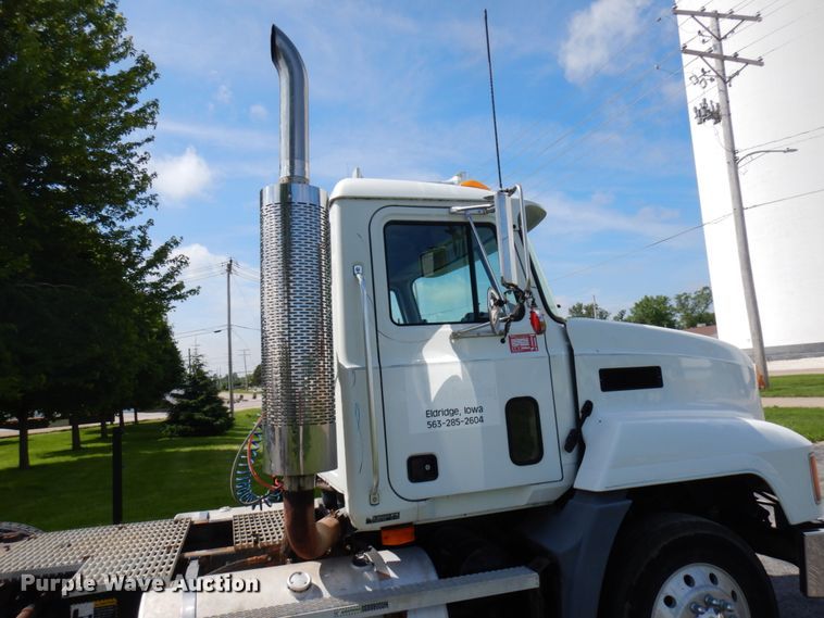 image for item IT9478 2001 Mack CH613  semi truck