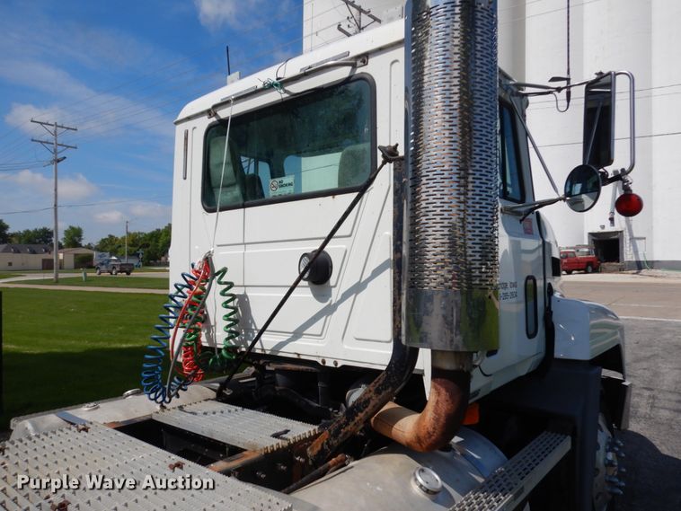 image for item IT9478 2001 Mack CH613  semi truck